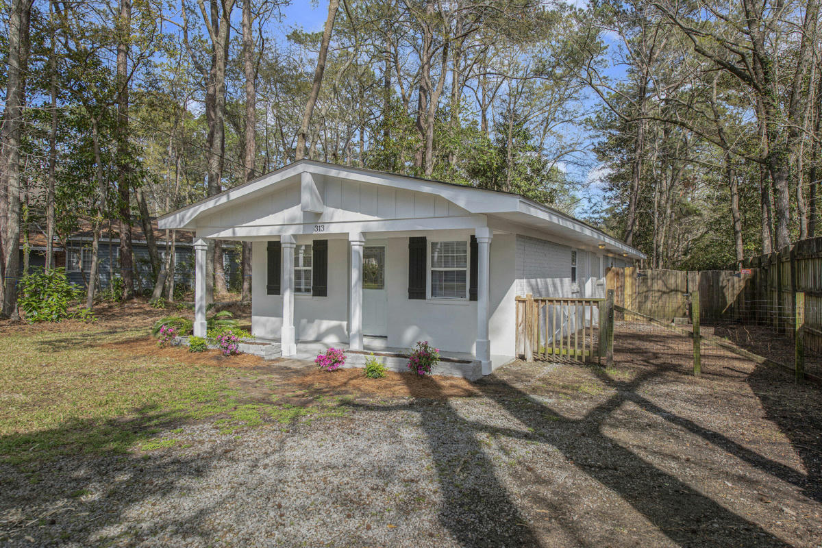 313 SIMMONS AVE, SUMMERVILLE, SC 29483, photo 1 of 27